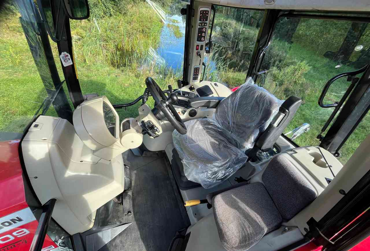 Massey Ferguson 5609 Dyna-4 Essential - Traktor: 5 kép. Massey Ferguson 5609 Dyna-4 Essential - Traktor: 5 kép.