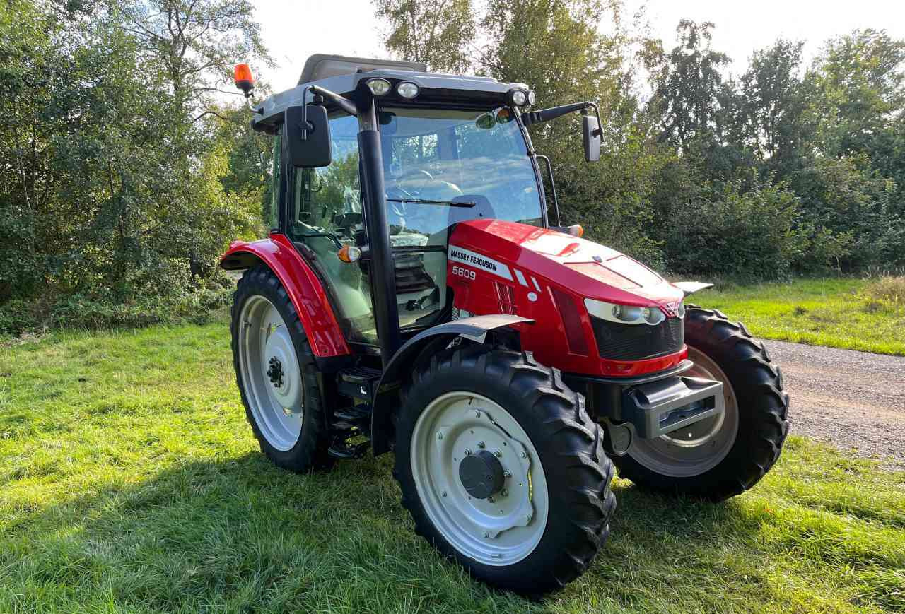 Massey Ferguson 5609 Dyna-4 Essential - Traktor: 2 kép. Massey Ferguson 5609 Dyna-4 Essential - Traktor: 2 kép.