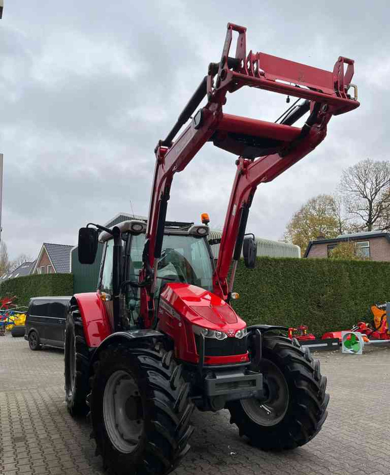 Massey Ferguson 5710S Dyna-4 Essential Voorlader Tractoren - Traktor: 3 kép. Massey Ferguson 5710S Dyna-4 Essential Voorlader Tractoren - Traktor: 3 kép.