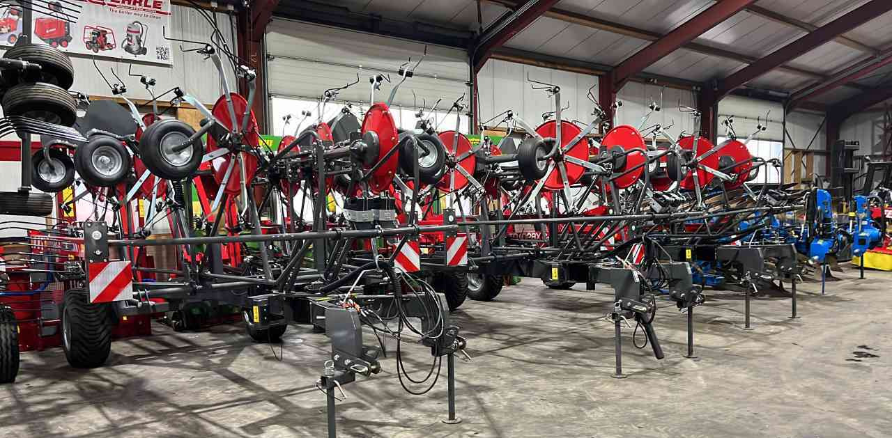 Massey Ferguson TD 1028X TRC Haaktandschudder Lely Lotus weidebouwmachines. - Szénaforgató: 3 kép. Massey Ferguson TD 1028X TRC Haaktandschudder Lely Lotus weidebouwmachines. - Szénaforgató: 3 kép.