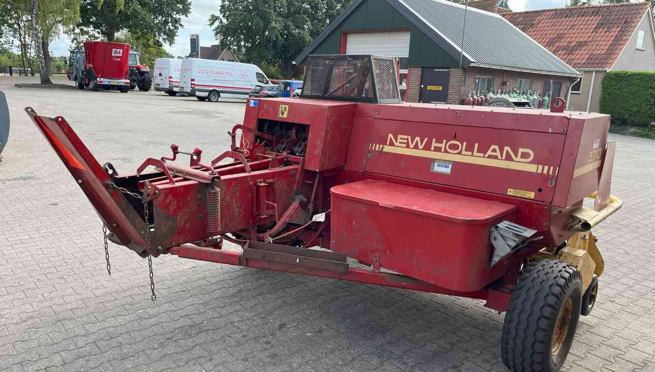 New Holland 570 Balepers pers pakkenperk weidebouwmachines - Kocka bálázó: 3 kép. New Holland 570 Balepers pers pakkenperk weidebouwmachines - Kocka bálázó: 3 kép.