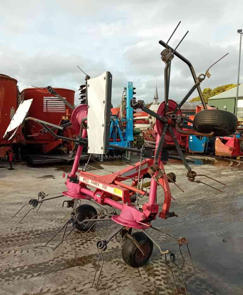 PZ Fanex 532 - Szénaforgató: 3 kép. PZ Fanex 532 - Szénaforgató: 3 kép.