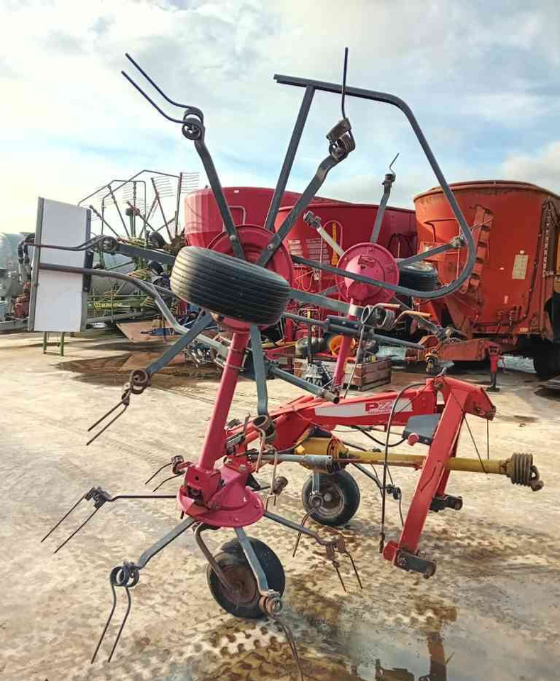 PZ Fanex 532 - Szénaforgató: 4 kép. PZ Fanex 532 - Szénaforgató: 4 kép.