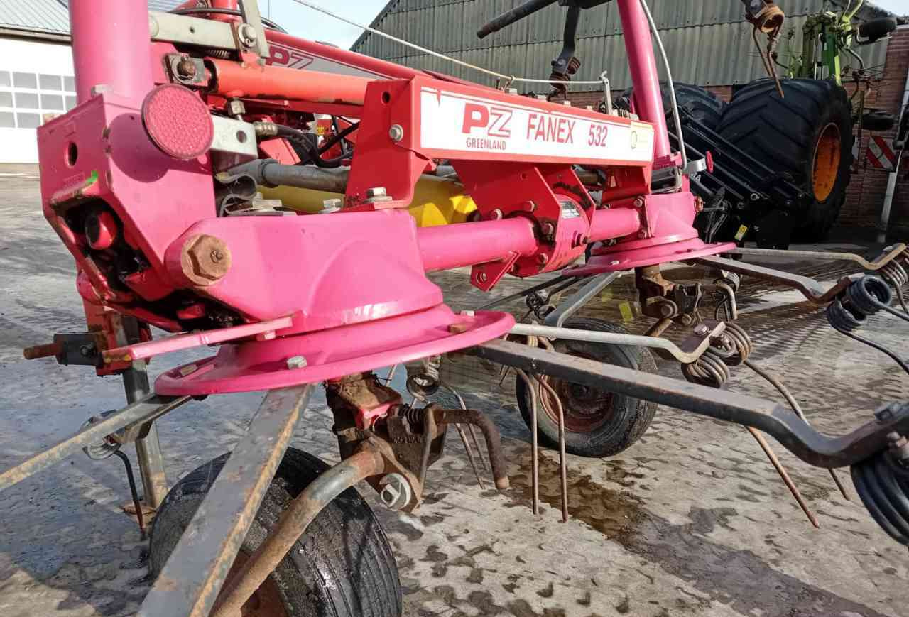 PZ Fanex 532 - Szénaforgató: 5 kép. PZ Fanex 532 - Szénaforgató: 5 kép.