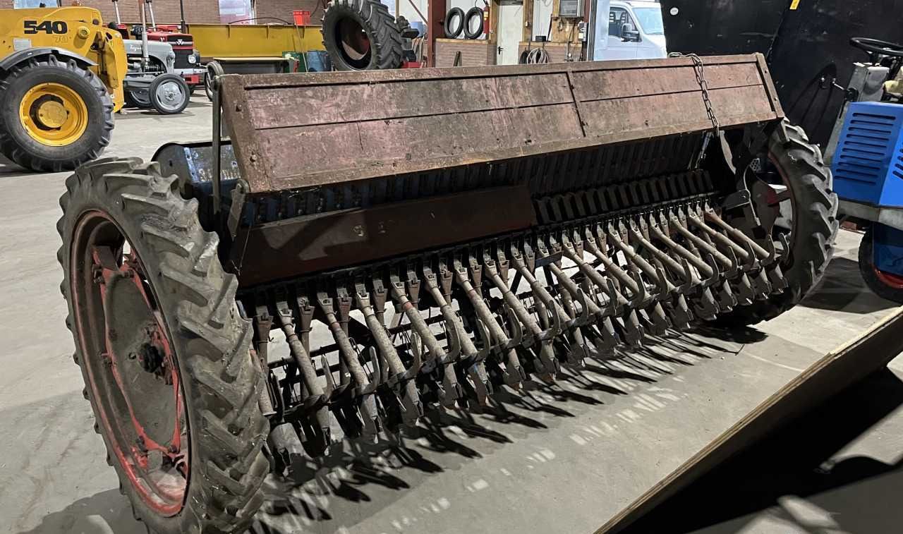 Stegsted Zaaimachine grondbewerking - Szemenkénti vetőgép: 3 kép. Stegsted Zaaimachine grondbewerking - Szemenkénti vetőgép: 3 kép.