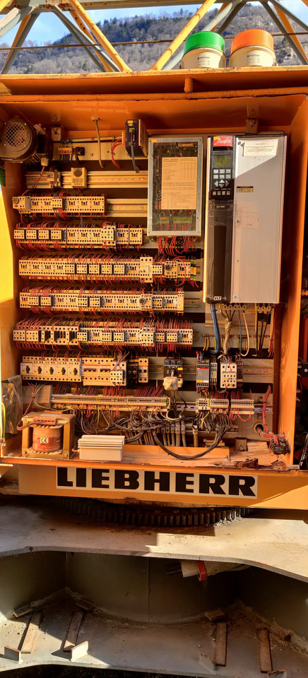 LIEBHERR 32TT - Önszerelő toronydaru: 3 kép. LIEBHERR 32TT - Önszerelő toronydaru: 3 kép.