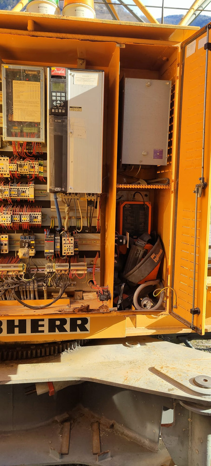 LIEBHERR 32TT - Önszerelő toronydaru: 2 kép. LIEBHERR 32TT - Önszerelő toronydaru: 2 kép.