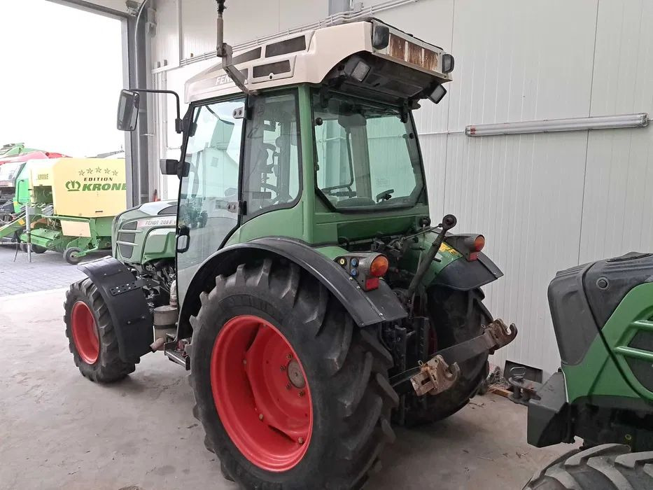 Ciągnik Fendt 208F Vario TMS sadownik - Traktor: 4 kép. Ciągnik Fendt 208F Vario TMS sadownik - Traktor: 4 kép.