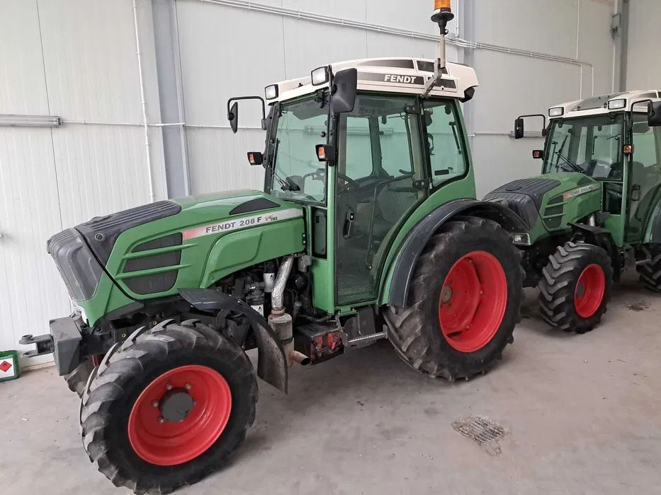 Ciągnik Fendt 208F Vario TMS sadownik - Traktor: 1 kép. Ciągnik Fendt 208F Vario TMS sadownik - Traktor: 1 kép.