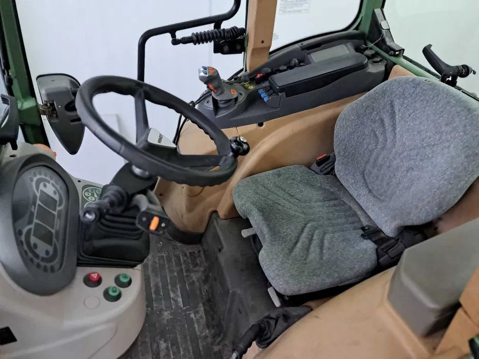 Ciągnik Fendt 208F Vario TMS sadownik - Traktor: 2 kép. Ciągnik Fendt 208F Vario TMS sadownik - Traktor: 2 kép.