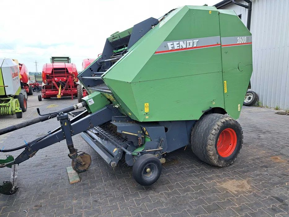Fendt 2600 Vicon 1901 - Bálázó: 1 kép. Fendt 2600 Vicon 1901 - Bálázó: 1 kép.