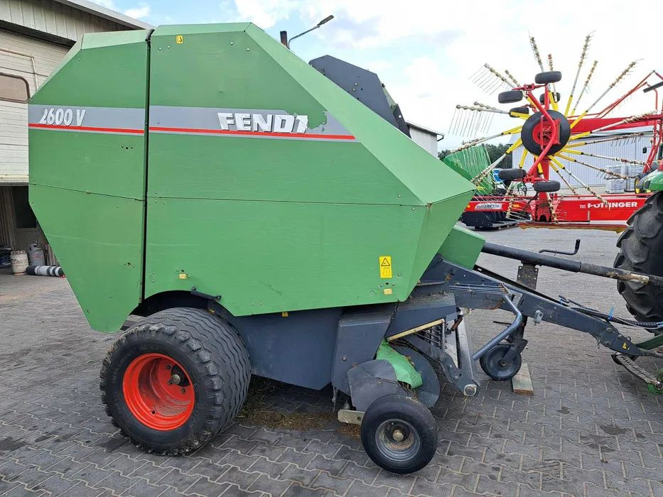 Fendt 2600 Vicon 1901 - Bálázó: 2 kép. Fendt 2600 Vicon 1901 - Bálázó: 2 kép.