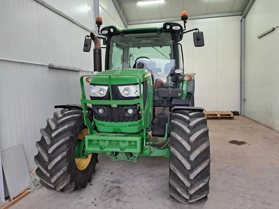 John Deere 6125R 2015 Rok - Traktor: 5 kép. John Deere 6125R 2015 Rok - Traktor: 5 kép.