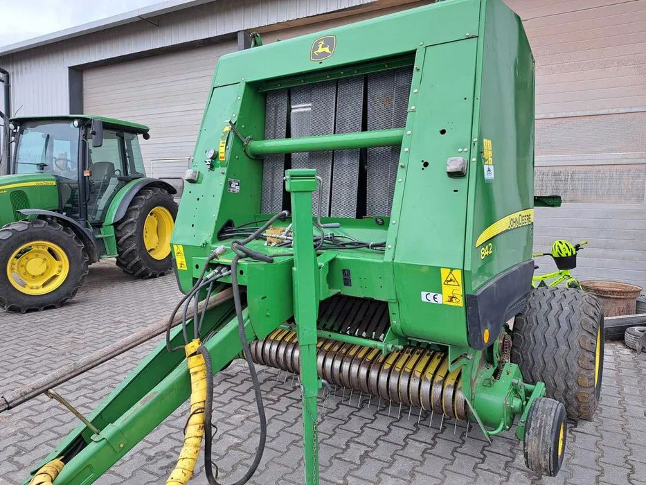John Deere 842 - Bálázó: 2 kép. John Deere 842 - Bálázó: 2 kép.
