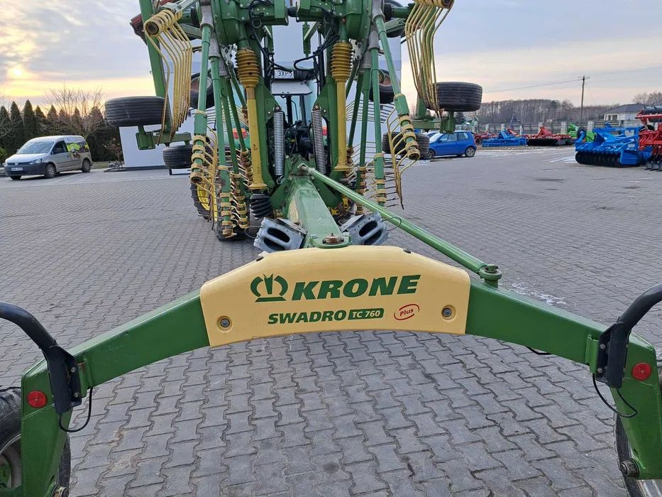 Krone SWADRO TC 760 Plus - Szénaforgató: 2 kép. Krone SWADRO TC 760 Plus - Szénaforgató: 2 kép.