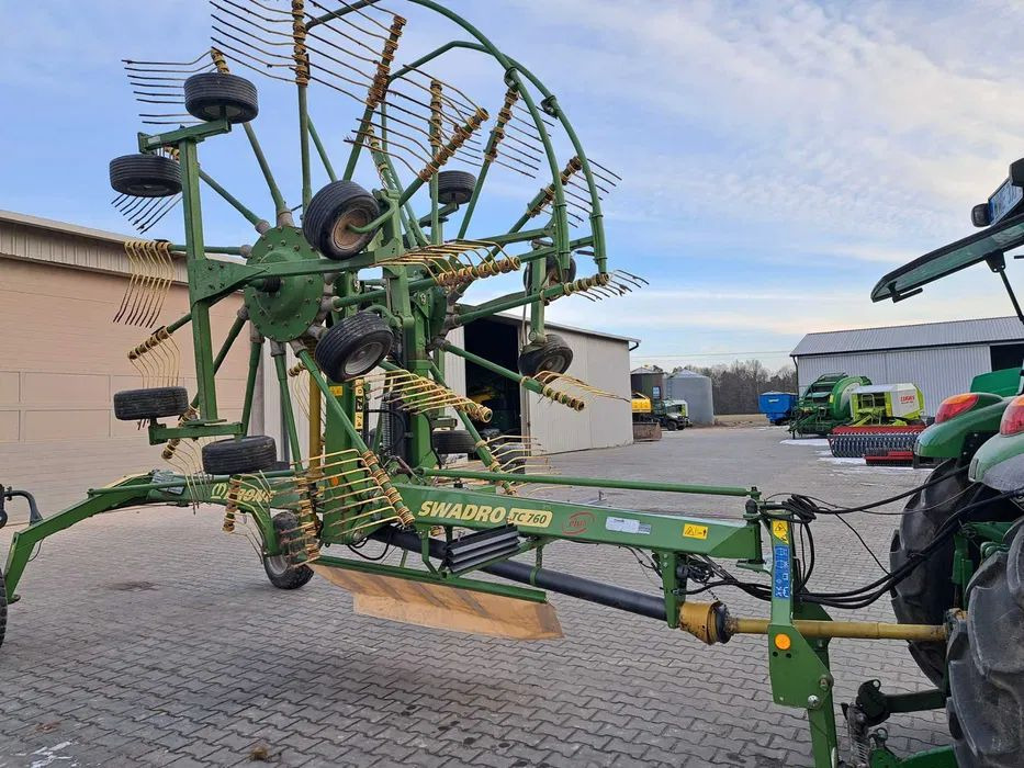 Krone SWADRO TC 760 Plus - Szénaforgató: 3 kép. Krone SWADRO TC 760 Plus - Szénaforgató: 3 kép.