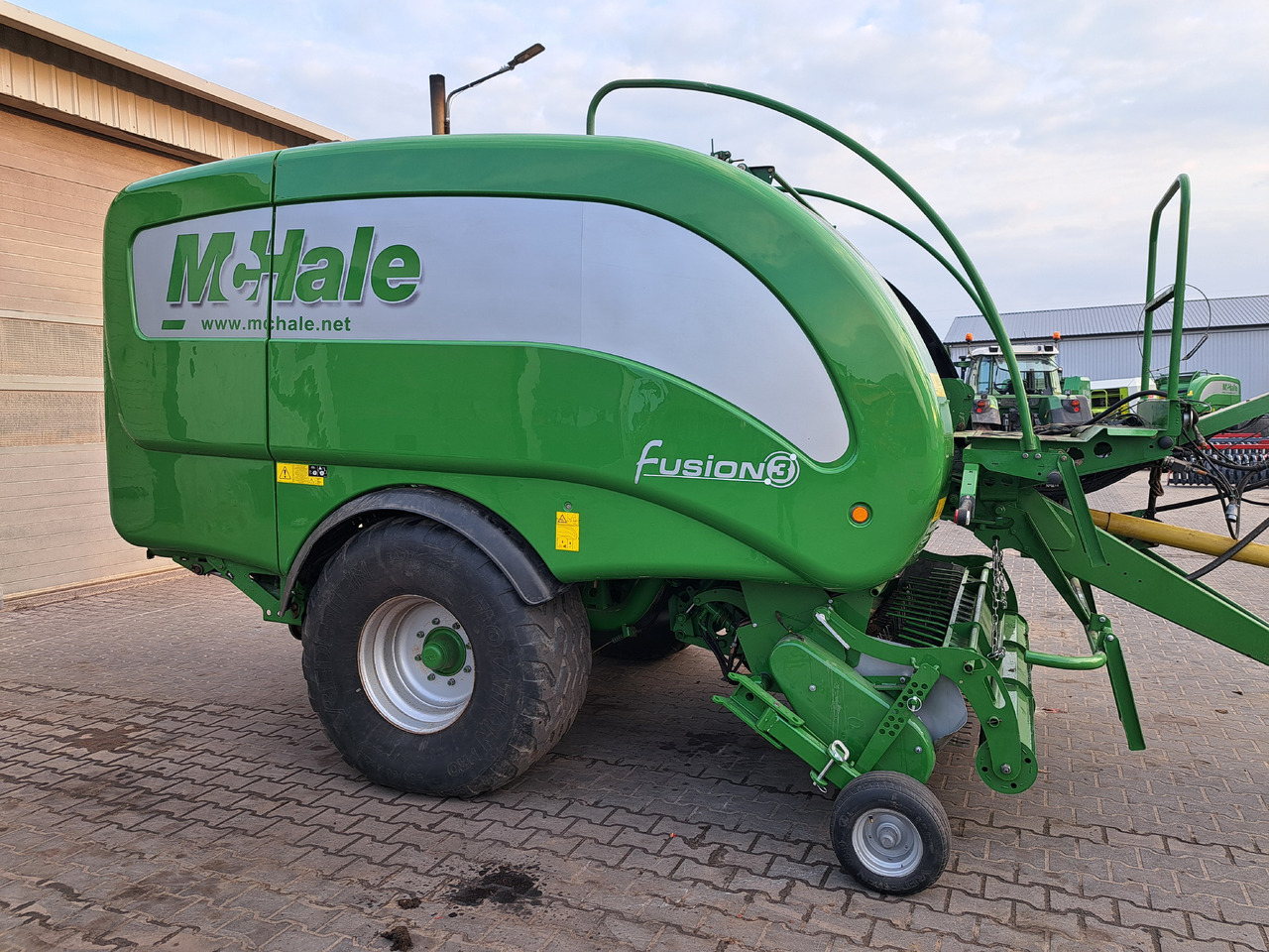 McHALE Fusion 3 - Bálázó: 1 kép. McHALE Fusion 3 - Bálázó: 1 kép.
