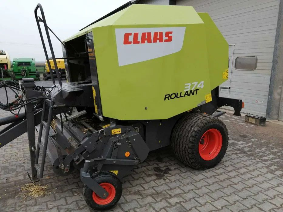 Prasa rolująca Claas Rollant 374 - Bálázó: 1 kép. Prasa rolująca Claas Rollant 374 - Bálázó: 1 kép.