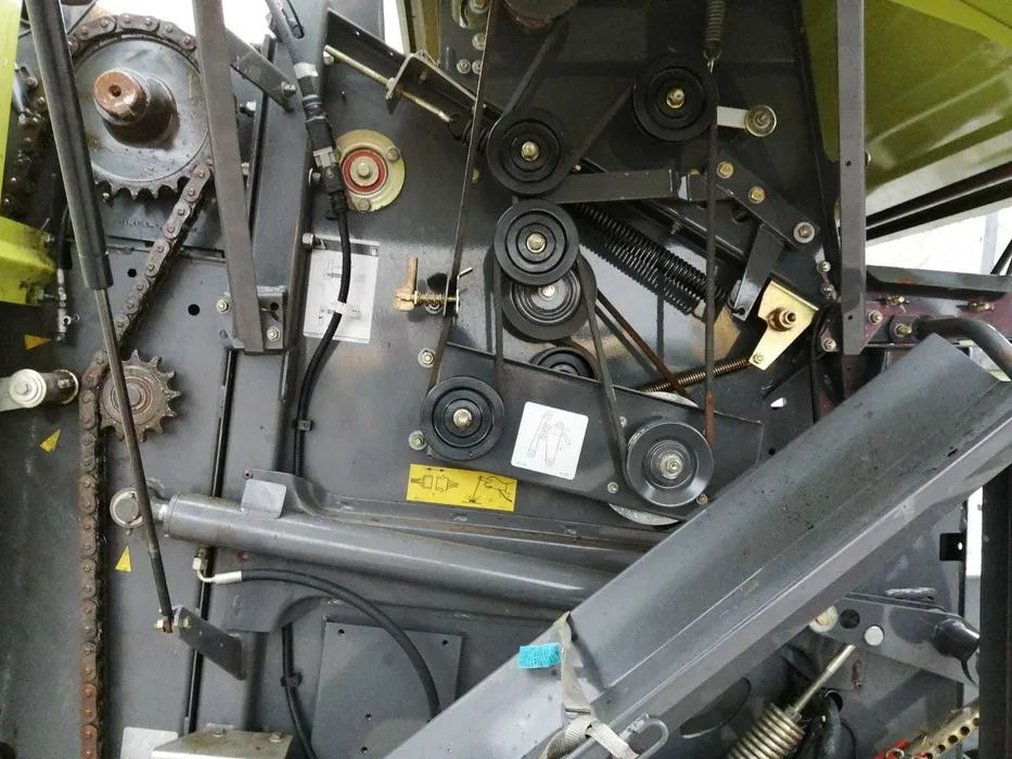 Prasa rolująca Claas Rollant 374 - Bálázó: 5 kép. Prasa rolująca Claas Rollant 374 - Bálázó: 5 kép.
