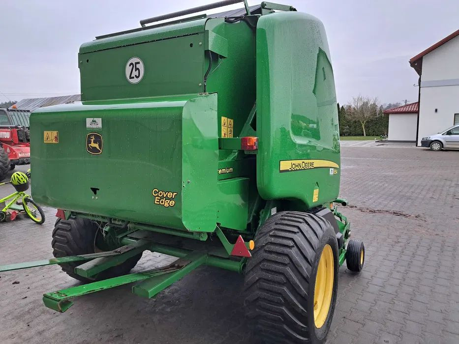 Prasa rolująca John Deere 854 - Bálázó: 4 kép. Prasa rolująca John Deere 854 - Bálázó: 4 kép.