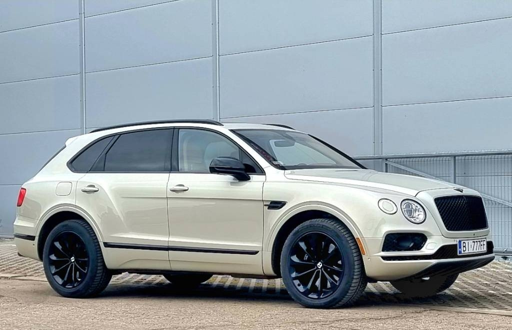 Bentley BENTAYGA 6.0 W12 - Autó: 3 kép. Bentley BENTAYGA 6.0 W12 - Autó: 3 kép.
