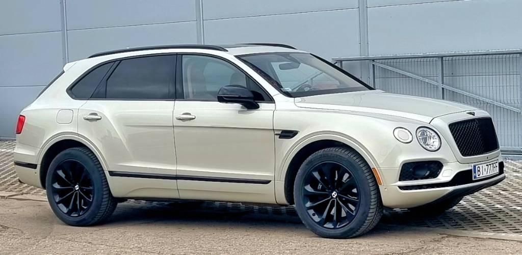 Bentley BENTAYGA 6.0 W12 - Autó: 2 kép. Bentley BENTAYGA 6.0 W12 - Autó: 2 kép.