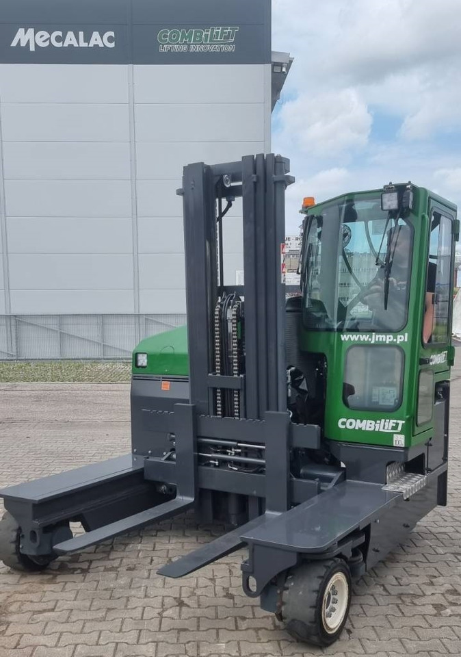 Combilift C 4000 MK4 DIESEL - Négyutas tolóoszlopos targoncá: 2 kép. Combilift C 4000 MK4 DIESEL - Négyutas tolóoszlopos targoncá: 2 kép.