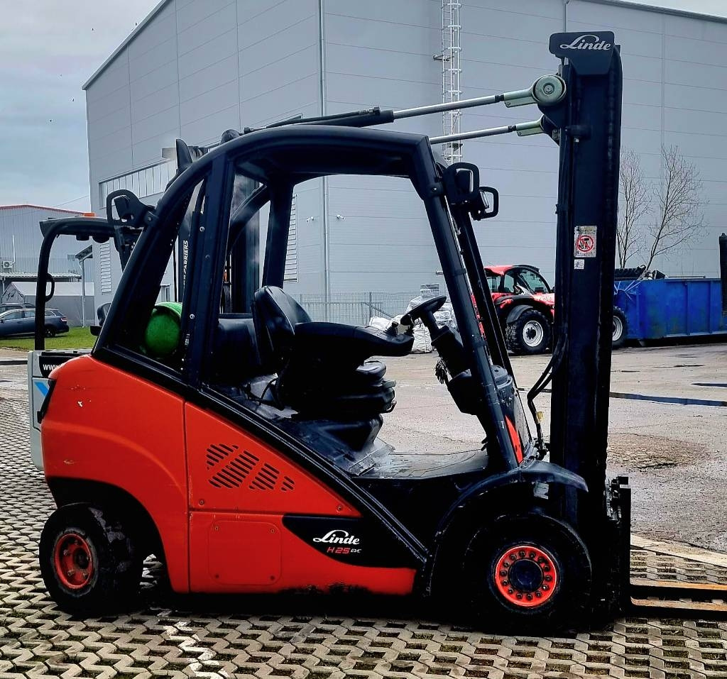 Linde H 25 T - 02 - Gázüzemű targonca: 5 kép. Linde H 25 T - 02 - Gázüzemű targonca: 5 kép.