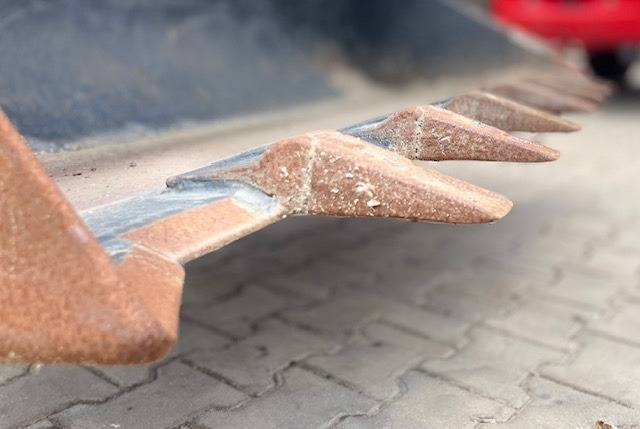 Manitou CBC 650 L 1850 - Kanál - Építőipari gépek: 2 kép. Manitou CBC 650 L 1850 - Kanál - Építőipari gépek: 2 kép.