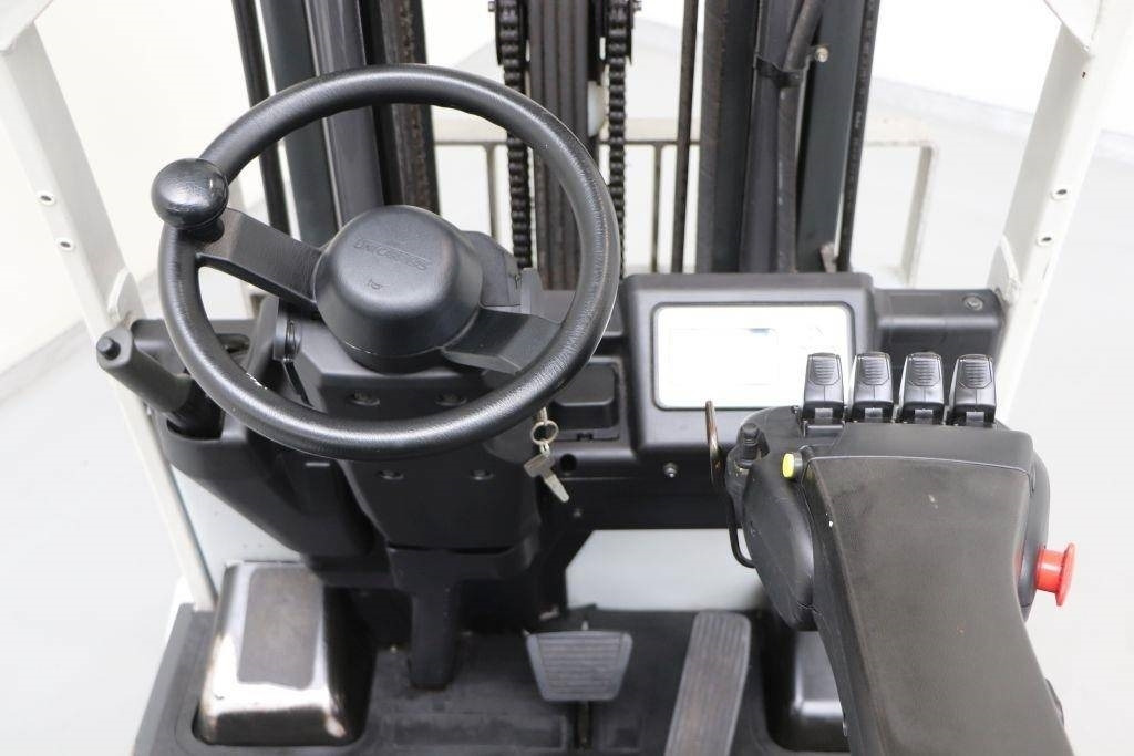 Elektromos targonca UniCarriers A1N1L15Q DRIVE-IN CAB: 8 kép.