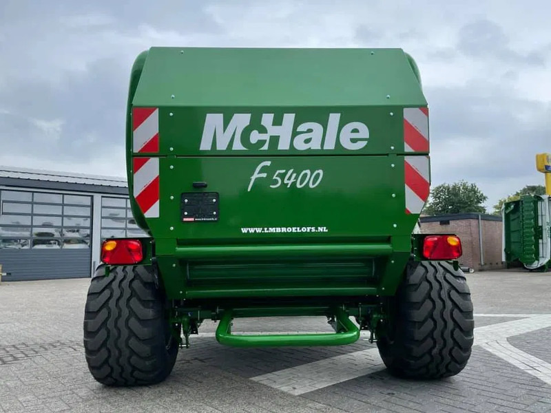 McHale F5400 - Bálázó: 3 kép. McHale F5400 - Bálázó: 3 kép.