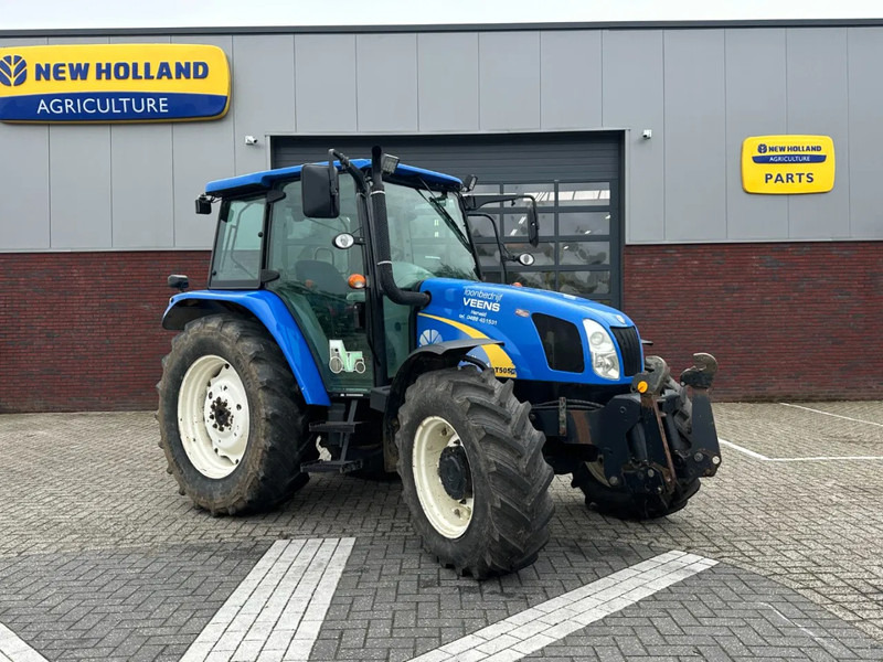 New Holland T5050 Hi-Lo Powershuttle - Traktor: 1 kép. New Holland T5050 Hi-Lo Powershuttle - Traktor: 1 kép.