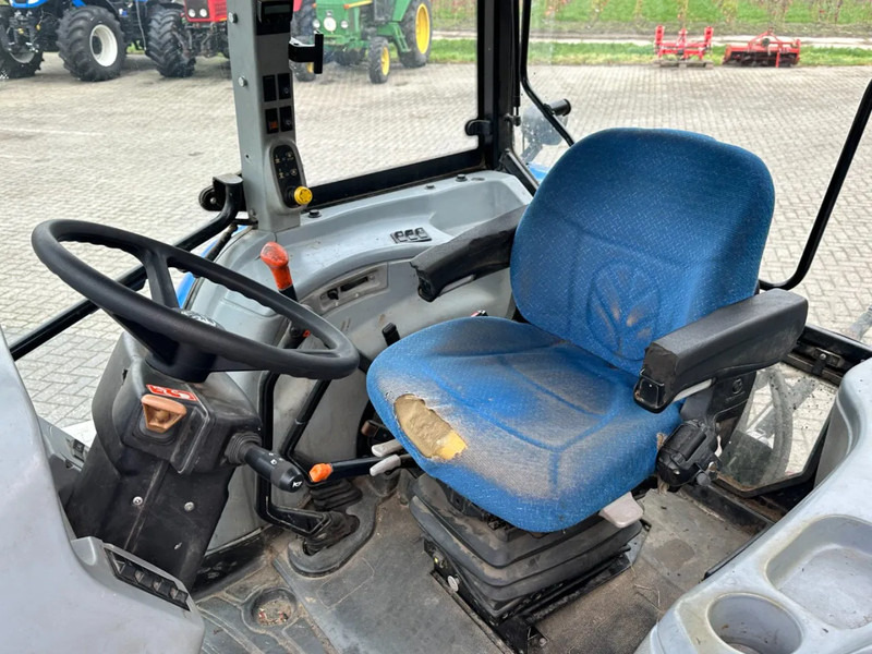 New Holland T5050 Hi-Lo Powershuttle - Traktor: 5 kép. New Holland T5050 Hi-Lo Powershuttle - Traktor: 5 kép.