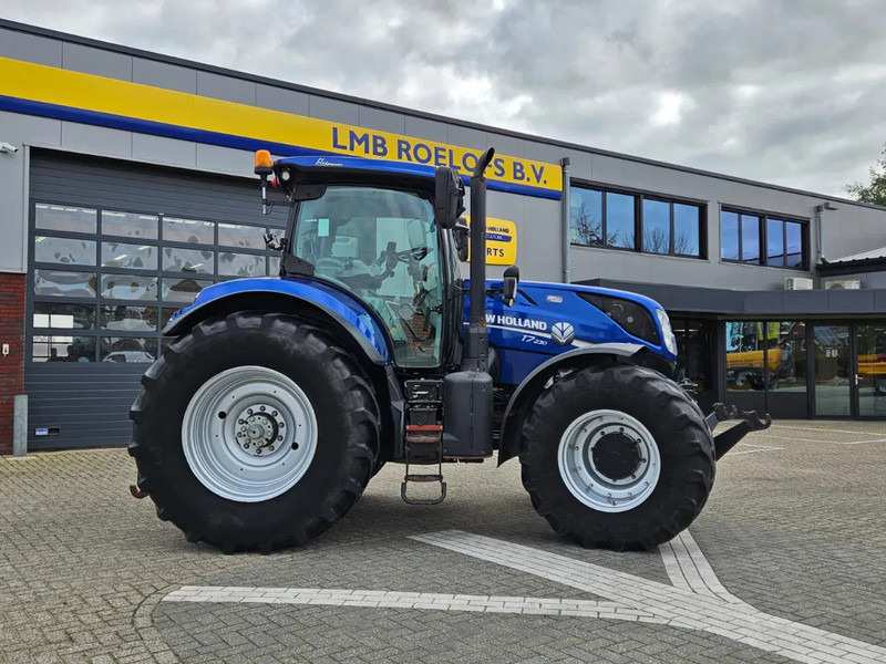 New Holland T7.230AC Autocommand - Traktor: 2 kép. New Holland T7.230AC Autocommand - Traktor: 2 kép.