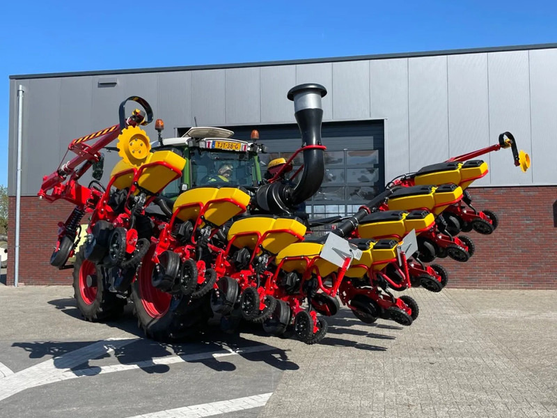 Vaderstad Tempo V 8 - Vetőgép: 4 kép. Vaderstad Tempo V 8 - Vetőgép: 4 kép.