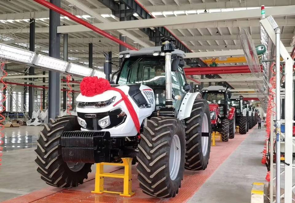 NEW MAXUS 200 HP Tractor 4x4 Warranty up to 10 Years НОВИЙ MAXUS 200 К.с. Трактор 4x4 Гарантія до 10 Років NOWY MAXUS 200 KM Ciągnik 4x4 Gwarancja do 10 LAT - Traktor: 1 kép. NEW MAXUS 200 HP Tractor 4x4 Warranty up to 10 Years НОВИЙ MAXUS 200 К.с. Трактор 4x4 Гарантія до 10 Років NOWY MAXUS 200 KM Ciągnik 4x4 Gwarancja do 10 LAT - Traktor: 1 kép.