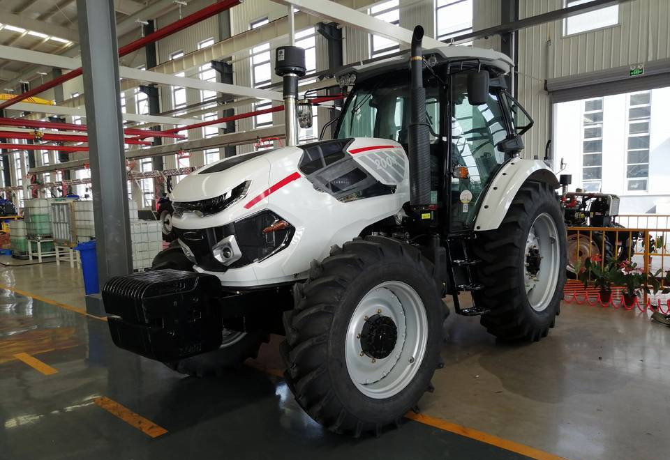 NEW MAXUS 200 HP Tractor 4x4 Warranty up to 10 Years НОВИЙ MAXUS 200 К.с. Трактор 4x4 Гарантія до 10 Років NOWY MAXUS 200 KM Ciągnik 4x4 Gwarancja do 10 LAT - Traktor: 5 kép. NEW MAXUS 200 HP Tractor 4x4 Warranty up to 10 Years НОВИЙ MAXUS 200 К.с. Трактор 4x4 Гарантія до 10 Років NOWY MAXUS 200 KM Ciągnik 4x4 Gwarancja do 10 LAT - Traktor: 5 kép.