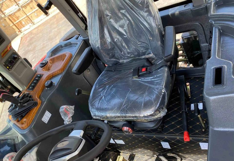 NEW Tractor 180 HP 4x4 MAXUS Warranty up to 10 Years НОВИЙ Трактор 180 К.с. 4x4 MAXUS Гарантія до 10 Років NOWY Ciągnik 180 KM 4x4 MAXUS Gwarancja do 10 LAT - Traktor: 4 kép. NEW Tractor 180 HP 4x4 MAXUS Warranty up to 10 Years НОВИЙ Трактор 180 К.с. 4x4 MAXUS Гарантія до 10 Років NOWY Ciągnik 180 KM 4x4 MAXUS Gwarancja do 10 LAT - Traktor: 4 kép.