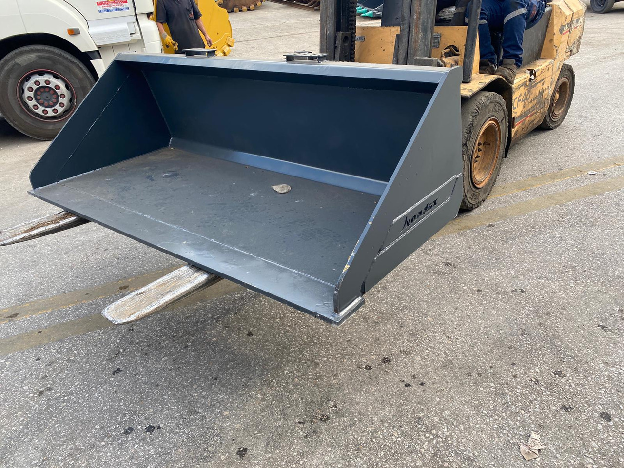 JCB 300 - Rakodókanál - Építőipari gépek: 1 kép. JCB 300 - Rakodókanál - Építőipari gépek: 1 kép.