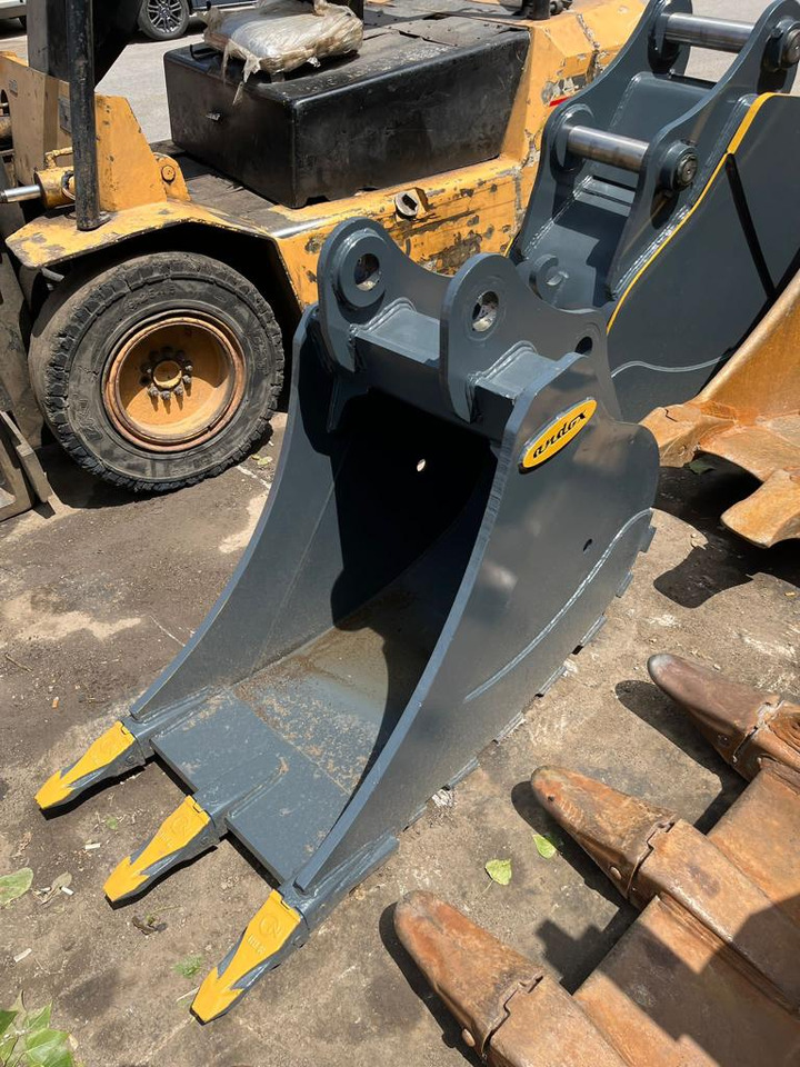 Komatsu - Kotró kanál - Minikotró: 2 kép. Komatsu - Kotró kanál - Minikotró: 2 kép.