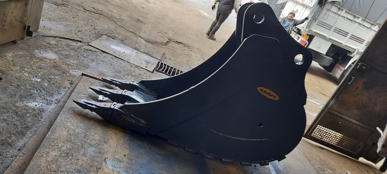 Komatsu - Kotró kanál - Minikotró: 4 kép. Komatsu - Kotró kanál - Minikotró: 4 kép.