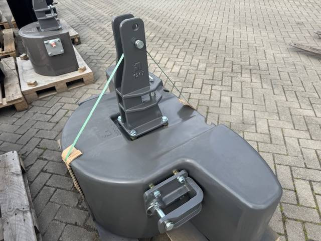 Alkatrész - Mezőgazdasági gépek Frontgewicht 2000 KG: 18 kép.