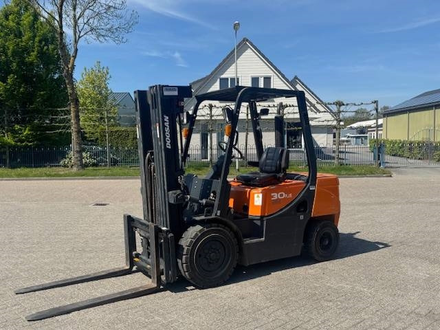 Doosan D30 Plus - Dízel targonca: 3 kép. Doosan D30 Plus - Dízel targonca: 3 kép.