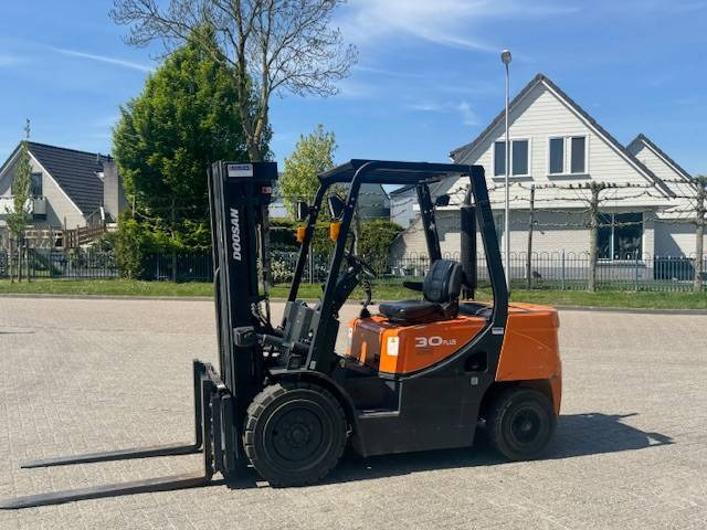 Doosan D30 Plus - Dízel targonca: 1 kép. Doosan D30 Plus - Dízel targonca: 1 kép.
