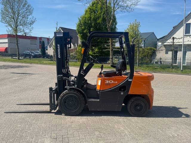 Doosan D30 Plus - Dízel targonca: 2 kép. Doosan D30 Plus - Dízel targonca: 2 kép.