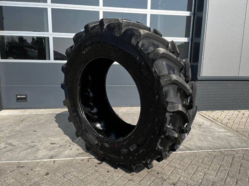 Firestone 520/85 R38 Performer 85 - Gumiabroncsok és felnik - Mezőgazdasági gépek: 1 kép. Firestone 520/85 R38 Performer 85 - Gumiabroncsok és felnik - Mezőgazdasági gépek: 1 kép.