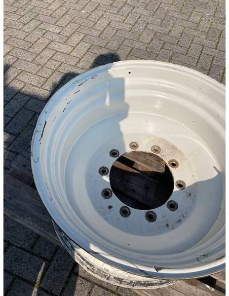 Valtra 15x30 velgen 10 gaats - Gumiabroncsok és felnik - Mezőgazdasági gépek: 1 kép. Valtra 15x30 velgen 10 gaats - Gumiabroncsok és felnik - Mezőgazdasági gépek: 1 kép.