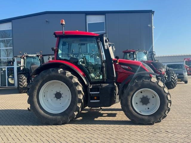 Valtra N134 Hitech - Traktor: 5 kép. Valtra N134 Hitech - Traktor: 5 kép.