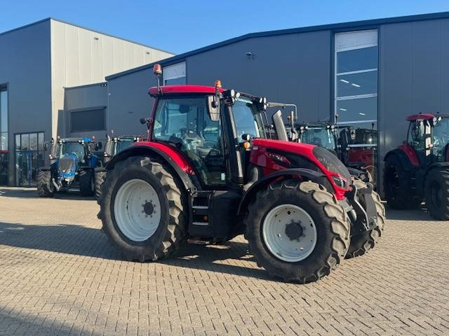 Valtra N134 Hitech - Traktor: 4 kép. Valtra N134 Hitech - Traktor: 4 kép.