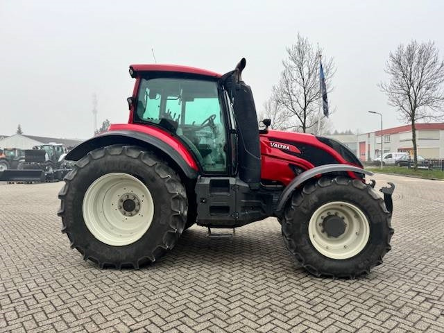 Valtra T144 Hitech - Traktor: 4 kép. Valtra T144 Hitech - Traktor: 4 kép.